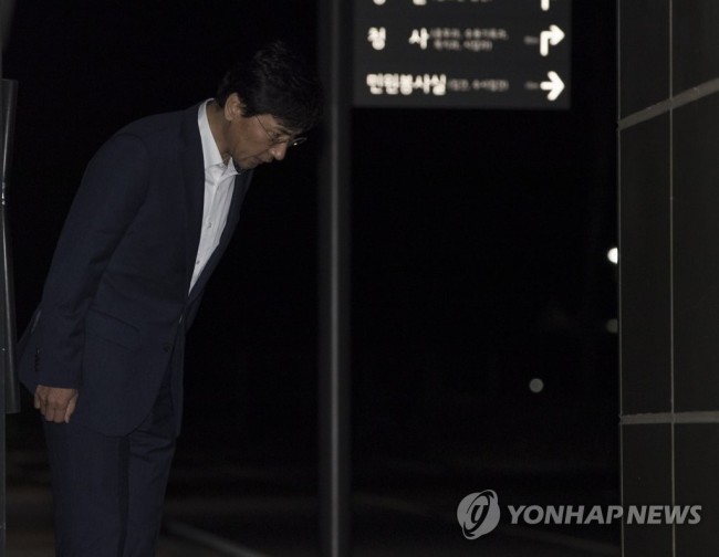두 번째 구속영장도 기각으로 풀려난 안희정 전 충남지사가 5일 새벽 서울남부구치소를 나서며 인사하고 있다. 안 전 지사는 전 정무비서에 대한 성폭력 혐의를 받고 있다. (사진=연합뉴스)