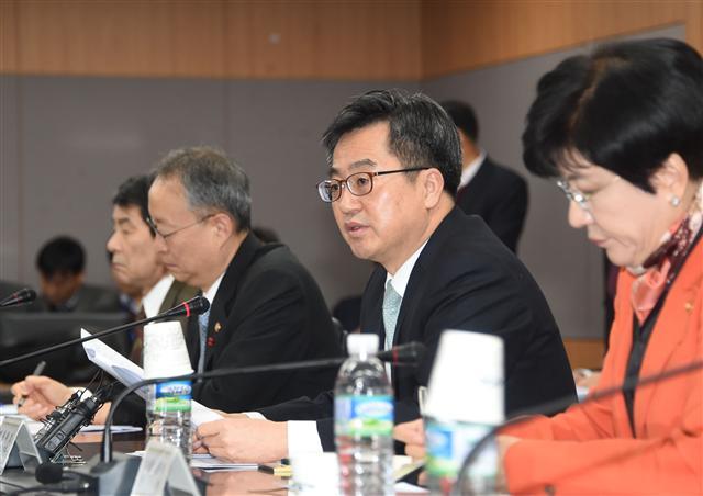 앞으로 고용위기지역에서 창업할 경우 5년간 법인세와 소득세가 면제되는 등 위기지역에 대한 세제혜택이 확대된다. 김동연 부총리 겸 기획재정부 장관이 지난해 12월 산업경쟁력강화 관계장관회의를 주재하고 있다.   [헤럴드경제 DB]