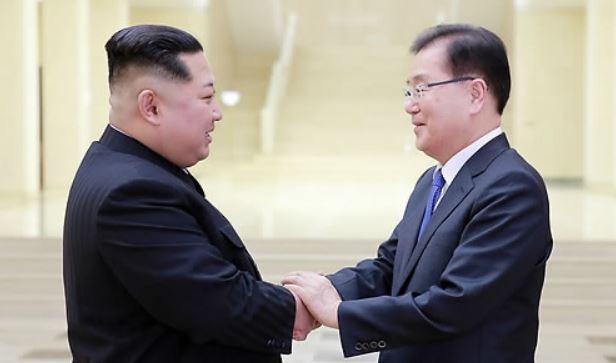 This photo provided by the presidential office Cheong Wa Dae shows North Korean leader Kim Jong-un (L) shaking hands with Chung Eui-yong, the top security advisor to South Korean President Moon Jae-in, during their meeting in Pyongyang on March 5. (Yonhap)