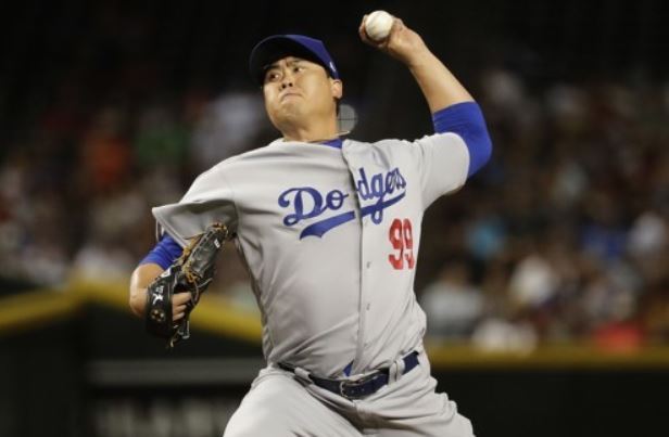 Ryu Hyun-jin of the Los Angeles Dodgers throws a pitch during the fourth inning of a major league regular season game against the Arizona Diamondbacks at Chase Field in Phoenix on April 2. (AP-Yonhap)