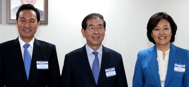 6ㆍ13 지방선거‘ 서울시장 도전에 나선 민주당 박영선 의원(오른쪽부터)과 박원순 서울시장, 우상호 의원이 2일 여의도 더불어민주당에서 열린 공천관리위원회 광역단체장 면접에서 면접관 앞에 함께 서 있다.[사진=연합뉴스]
6ㆍ13 지방선거‘ 서울시장 도전에 나선 민주당 박영선 의원(오른쪽부터)과 박원순 서울시장, 우상호 의원이 2일 여의도 더불어민주당에서 열린 공천관리위원회 광역단체장 면접에서 면접관 앞에 함께 서 있다.[사진=연합뉴스]