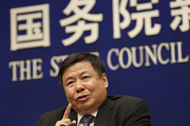 <YONHAP PHOTO-6550> Chinese Finance Vice Minister Zhu Guangyao speaks during a press conference on Sino-US trade issues at the State Council Information Office in Beijing, Wednesday, April 4, 2018. China on Wednesday, April 4, 2018, vowed to take measures of the "same strength" in response to a proposed U.S. tariff hike on $50 billion worth of Chinese goods in a spiraling dispute over technology policy that has fueled fears it might set back a global economic recovery. (AP Photo/Andy Wong)/2018-04-04 18:54:49/ <저작권자 ⓒ 1980-2018 ㈜연합뉴스. 무단 전재 재배포 금지.>
<YONHAP PHOTO-6550> Chinese Finance Vice Minister Zhu Guangyao speaks during a press conference on Sino-US trade issues at the State Council Information Office in Beijing, Wednesday, April 4, 2018. China on Wednesday, April 4, 2018, vowed to take measures of the "same strength" in response to a proposed U.S. tariff hike on $50 billion worth of Chinese goods in a spiraling dispute over technology policy that has fueled fears it might set back a global economic recovery. (AP Photo/Andy Wong)/2018-04-04 18:54:49/ <저작권자 ⓒ 1980-2018 ㈜연합뉴스. 무단 전재 재배포 금지.>