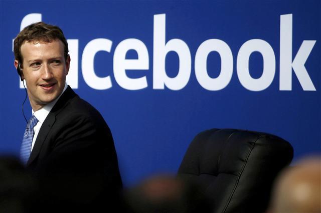 <YONHAP PHOTO-1752> FILE PHOTO: Facebook CEO Mark Zuckerberg, appears on stage during a town hall at Facebook's headquarters in Menlo Park, California, U.S., September 27, 2015. REUTERS/Stephen Lam/File Photo/2018-04-05 06:13:52/ <저작권자 ⓒ 1980-2018 ㈜연합뉴스. 무단 전재 재배포 금지.>