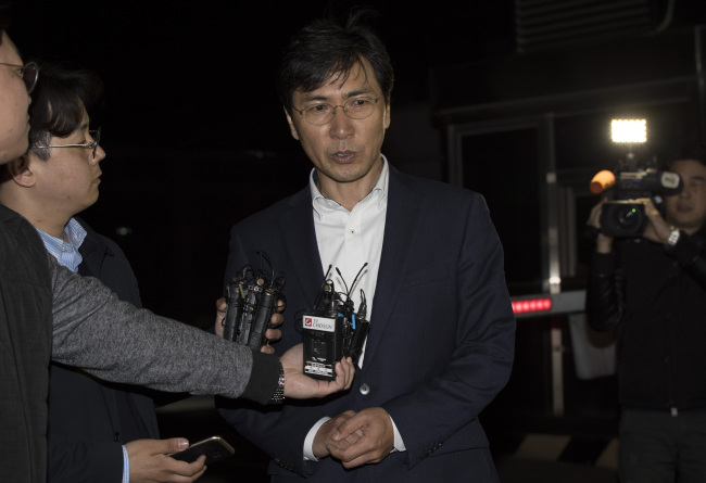 Former South Chungcheong Province Gov. An Hee-jung leaves the detention center in Seoul after a request for his arrest was rejected in the early hours of Thursday. Yonhap