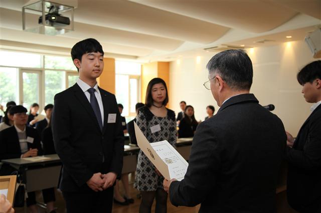 함영준 오뚜기재단 이사장이 ‘제22회 오뚜기재단 장학증서 수여식’에서 34명의 대학생에게 장학 증서를 수여하고 있다.