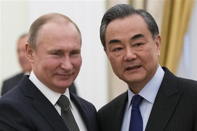 <YONHAP PHOTO-1013> Russia's President Vladimir Putin (L) meets with China?s top diplomat State Councillor Wang Yi at the Kremlin in Moscow, Russia April 5, 2018. Alexander Zemlianichenko/Pool via REUTERS/2018-04-06 05:42:00/ <저작권자 ⓒ 1980-2018 ㈜연합뉴스. 무단 전재 재배포 금지.>