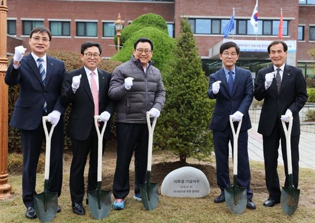 김낙순 마사회장(오른쪽에서 두번째)이 렛츠런파크 서울 본관앞에 기념식수를 한 뒤 임직원들과 기념촬영을 하고 있다.