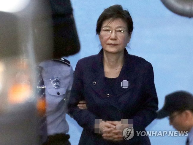 박근혜 전 대통령이 구속 기간 연장을 결정한 재판부에 반발해 작년 10월 16일 "재판부에 대한 믿음이 더는 의미 없다. 향후 재판은 재판부의 뜻에 맡기겠다"고 발언한 후 서울중앙지법을 나서는 모습. 2018.2.27 [연합뉴스 자료사진]