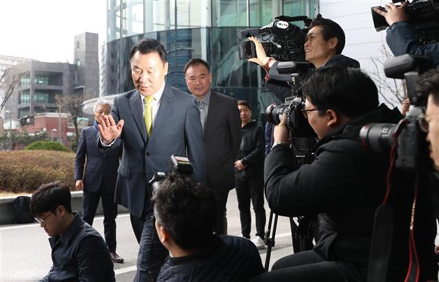 강원랜드 채용청탁 의혹을 받는 자유한국당 염동열 의원이 6일 강원랜드 채용비리 관련 수사단이 위치한 서울 북부지검에 피의자 신분으로 소환되고 있다. [연합뉴스]
