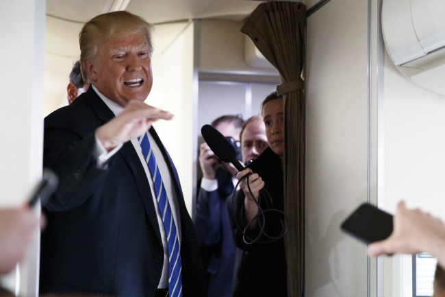 <YONHAP PHOTO-1492> President Donald Trump talks with reporters aboard Air Force One on a flight to Andrews Air Force Base, Md., Thursday, April 5, 2018. (AP Photo/Evan Vucci)/2018-04-06 06:21:24/ <저작권자 ⓒ 1980-2018 ㈜연합뉴스. 무단 전재 재배포 금지.>
<YONHAP PHOTO-1492> President Donald Trump talks with reporters aboard Air Force One on a flight to Andrews Air Force Base, Md., Thursday, April 5, 2018. (AP Photo/Evan Vucci)/2018-04-06 06:21:24/ <저작권자 ⓒ 1980-2018 ㈜연합뉴스. 무단 전재 재배포 금지.>