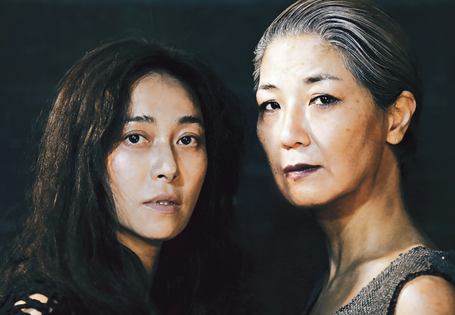 연출가 한태숙이 소포클래스 3대 비극 중 하나인 ‘엘렉트라’를 무대에 올린다. ‘엘렉트라’역의 장영남(왼쪽)과 ‘클리탐네스트라’역의 서이숙.  [제공=LG아트센터]