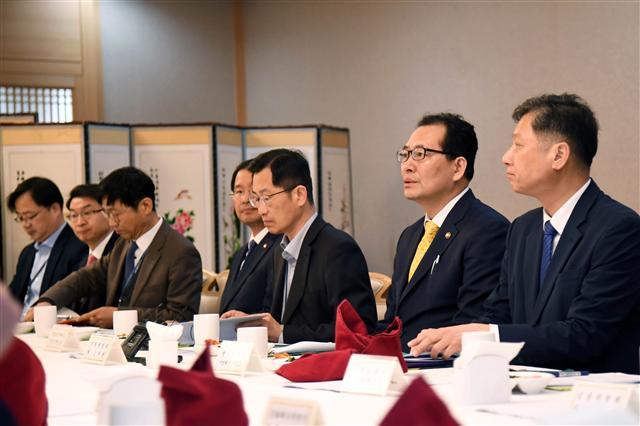 고형권(오른쪽 두번째) 기획재정부 차관이 6일 서울시 종로구 세종로 정부서울청사에서 열린 제4차 물가관계차관회의를 주재하며 모두발언을 하고 있다. 이날 회의에서 정부는 공급물량 감소로 가격 상승세가 이어지고 있는 무, 오징어 등 일부 농수산품목의 비축물량을 늘리는 등 체감물가 안정 방안을 논의했다.  [제공=기획재정부]