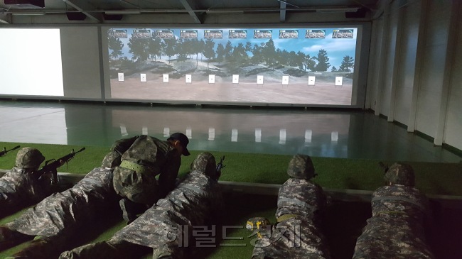 예비군들이 경기도 남양주시 금곡 예비군훈련장에서 사격 훈련을 하고 있다. [사진=김수한 기자/soohan@heraldcorp.com]