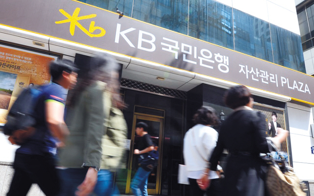 지난해 리딩 금융그룹 혈전은 KB금융지주의 승리로 막을 내렸다. KB금융은 윤종규 회장의 비은행 계열사 확대와 수익성 개선 노력에 힘입어 9년 만에 1위 자리에 복귀했다.국민은행은 순이자마진(NIM) 13bp 상승하는 등 수익성이 개선되며 당기순이익이 2배 이상 성장했다.