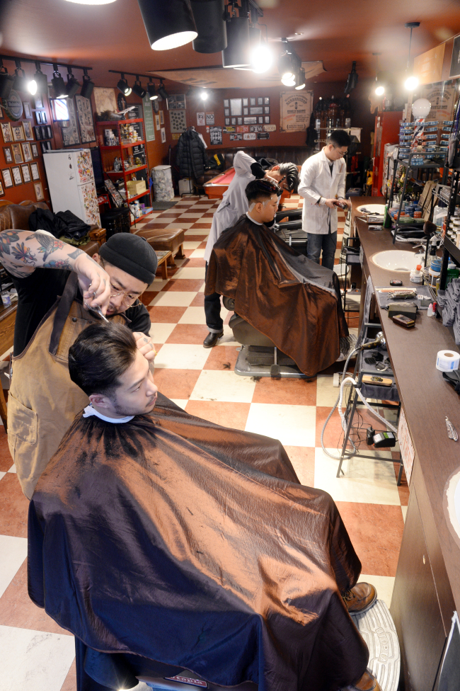 The inside view of Uncle Booth located in Yeongdeungpo(Park Hyun-koo/The Korea Herald)