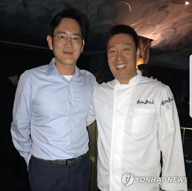 Samsung Vice Chairman Lee Jae-yong and chef Akira Back pose at a restaurant in Toronto. (Yonhap)