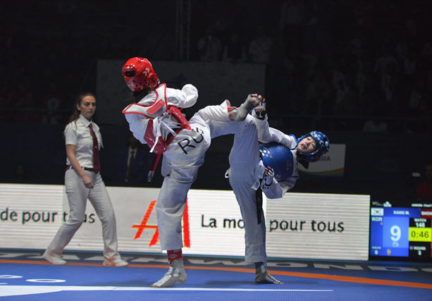 In this photo provided by World Taekwondo, South Korea's Kang Mi-reu (R) competes against Russia's Polina Shcherbakova in the women's 44kg final at the World Taekwondo's qualification tournament for the 2018 Youth Olympics in Hammamet, Tunisia, on April 7, 2018. (Yonhap)