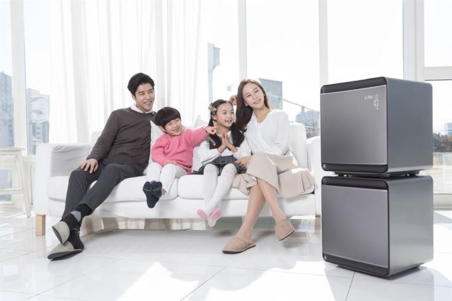 Models pose with Samsung Electronics’ air purifier Cube. (Samsung Electronics)