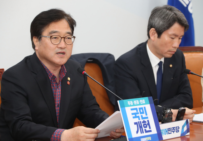 Woo Won-shik, the floor leader of the ruling Democratic Party, speaks at a press conference on Sunday (Yonhap)