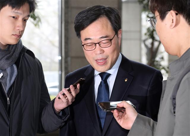 김기식 금융감독원장이 9일 오전 서울 영등포구 금감원으로 출근하며 기자들의 질문을 받고 있다.  [연합뉴스]