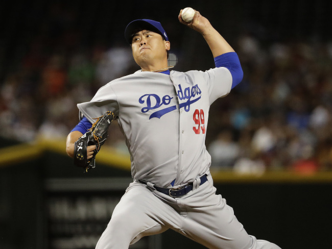 Ryu Hyun-jin of the Los Angeles Dodgers throws a pitch during the fourth inning of a major league regular season game against the Arizona Diamondbacks on April 2 at Chase Field in Phoenix. (AP-Yonhap)