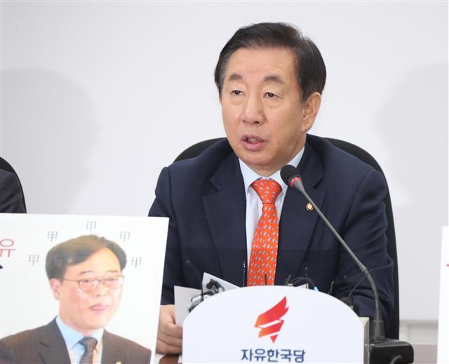 자유한국당 김성태 원내대표가 9일 국회에서 열린 원내대책회의에서 김기식 금감원장의 피감기관의 지원을 받은 외유성 출장 논란에 대해 ‘황제외유’라고 비판하고 있다.  [연합뉴스]