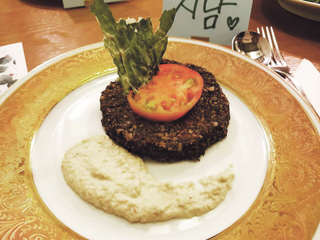 ‘로푸드’(Raw Food)에 대한 흔한 오해도 많다. “생으로 먹는 거잖아? 그걸 무슨 맛으로 먹어?” 익혀 먹는 음식에 익숙한 대부분의 사람들에게 로푸드는 이름조차 낯설다.
샐러드처럼 간편하게 먹을 수 있는 것도 로푸드이지만, 활용 범위는 넓다. 어떤 음식들은 손이 많이 간다. 한국디톡스로푸드 협회 강사이기도 한 김여운 비로소 채식 모임 대표는 “오븐을 통해 120℃에서 구우면 되는 음식을 로푸드는 45℃ 이하에서 요리하는 과정을 거친다”며 “씨앗의 경우 하루 동안 건조시킨 뒤 소화를 방해하는 물질을 제거해 요리하기 때문에 시간이 오래 걸린다”고 말했다.
로푸드가 45℃ 이하에서 요리하는 것은 그 이상 온도가 올라가면 효소가 파괴된다고 보기 때문이다. 효소는 신진대사 등 모든 신체 기능에 필요한 화학 반응을 일으키는 데에 도움을 주는 촉매제다.
그가 주축이 돼 매달 진행하고 있는 비로소 채식(비건과 로푸드가 함께 하는 소소한 채식 이야기) 모임에선 모든 동물성 식품이 배제된 비건의 식재료로 ‘로푸드’를 만들어 나누는 시간을 갖는다.
비건 로푸드(비건의 식재료를 사용하는 로푸드)를 만들 때는 두 가지 원칙이 있다. 유기농 식재료와 정제되지 않은 식재료를 사용하는 것이다.
김여운 대표는 “로푸드는 가열하지 않고 먹어야 하기 때문에 재료 자체가 굉장히 깨끗해야 하고, 설탕이나 소금은 정제되지 않은 자연의 것을 사용한다”며 “당분의 경우 흰설탕보다는 대추야자와 같은 건조 과일을 써서 단맛을 낸다”고 설명했다.
모든 첨가물, 동물성 식품을 사용하지 않으면서도 충분히 ‘맛있는 음식’을 만들어낼 수 있다. 그는 “채식도 이렇게 맛있을 수 있다는 걸 느낄 것”이라며 특별한 날 먹기 좋은 송화버섯 스테이크를 추천했다. 이어 “로푸드에선 고기 대신 버섯과 채소를 이용해 스테이크를 만든다”며 “송화 버섯과 각종 채소가 다양한 풍미를 매는 향신료와 어우러져 깊은 맛을 낸다”고 말했다.
▶ 송화버섯 스테이크
<재료>
▶스테이크
송화버섯 3컵, 티마리2T, 아가베1T, 호박씨1컵, 당근 1/2컵, 샐러리 1/2컵, 바질1t, 큐민1/2t, 마늘1t, 올리브오일 약간
▶스테이크 소스
불린 캐슈넛 1컵, 아가베1T, 뉴트리셔널 이스트 1T, 레몬즙 1t, 바질 또는 파슬리 약간, 천일염(기호에 맞게)
<팁>
티마리가 없으면 간장을 사용해도 좋다.
캐슈넛은 만들기 두 시간 전에 불려준다.
당근과 샐러리는 깍둑썰기 했을 때의 계량이다.
<만드는 법>
1. 버섯을 손질한다.
2. 당근, 샐러리, 버섯, 호박씨 등 모든 재료를 60% 가량
푸드 프로세서로 갈아준다.
3. 버섯, 호박씨, 당근, 샐러리를 한 곳에 넣고 티마리2T,
아가베1T, 바질1t, 큐민1/2t, 마늘1t, 올리브오일을
약간 넣고 잘 섞어준 뒤 양념이 잘 베도록 2시간 가량
숙성한다.
4. 소스 재료를 한 데 넣고 블렌더로 곱게 간다.
5. 숙성시킨 반죽을 꺼내 푸드 프로세서에 돌려준다.
(너무 거칠지 않은 상태로 갈아준다)
6. 반죽을 틀에 넣고 동그란 스테이크 모양으로 만든다.
7. 스테이크 반죽을 건조기에 넣고 45도에서 3시간,
뒤집어서 4시간 건조시킨다.
8. 스테이크와 비슷한 갈색 빛깔이 돌면 기호에 맞게
토마토 등을 올려 장식한 뒤 먹는다.
고승희 기자/shee@heraldcorp.com