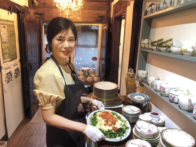 비로소 채식(비건과 로푸드가 함께 하는 소소한 채식 이야기)의 3월 모임을 위해 음식을 준비 중인 김여운 대표