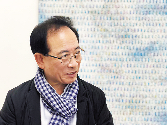 한지작가 전광영의 최근작은 화려한 컬러를 자랑한다. 작가는 “나이가 들었나보다”며 눙쳤지만, 화려한 색이 그냥 튀어나온건 아니다. 빨강, 노랑, 초록 모두 조상들의 삶과 연관돼 있다.  이한빛 기자/vicky@