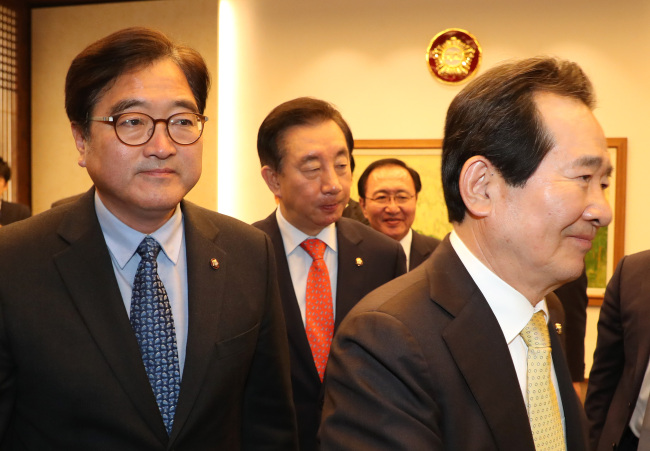 더불어민주당 우원식 원내대표(왼쪽)와 자유한국당 김성태 원내대표(왼쪽 두번째)가 9일 오전 국회에서 열린 국회의장이 주재한 여야 4개 교섭단체 원내대표 회동을 마치고 이동하고 있다. 오른쪽은 정세균 국회의장. (사진=연합뉴스)
