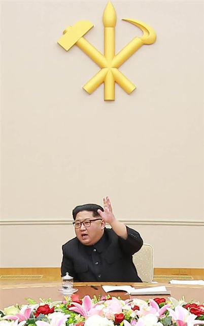 김정은 북한 노동당 위원장이 9일 조선노동당 중앙위원회 정치국회의를 주재하고 있다. 이날 회의는 11일 최고인민회의 제13기 제6차 회의가 개최되기에 앞서 사전에 의제 등을 토의하고 결정하기 위해 열린 것으로 보인다. [제공=조선중앙통신]