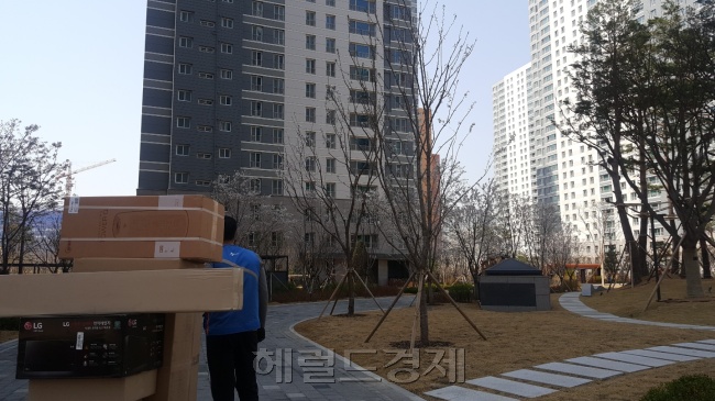 경기도 남양주시 다산신도시 아파트 지상 주차장에서 택배를 카트에 담아 나르고 있는 택배 기사. [사진=정세희 기자/ say@heraldcorp.com]