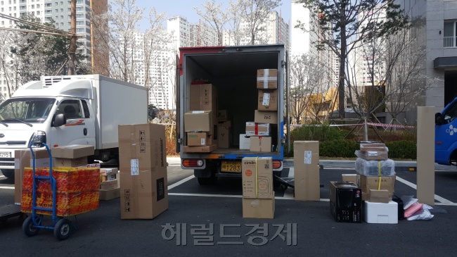 경기도 남양주시 다산신도시 아파트 지상 주차장. 택배 물건이 바닥에 놓여있다. [사진=정세희 기자/ say@heraldcorp.com]