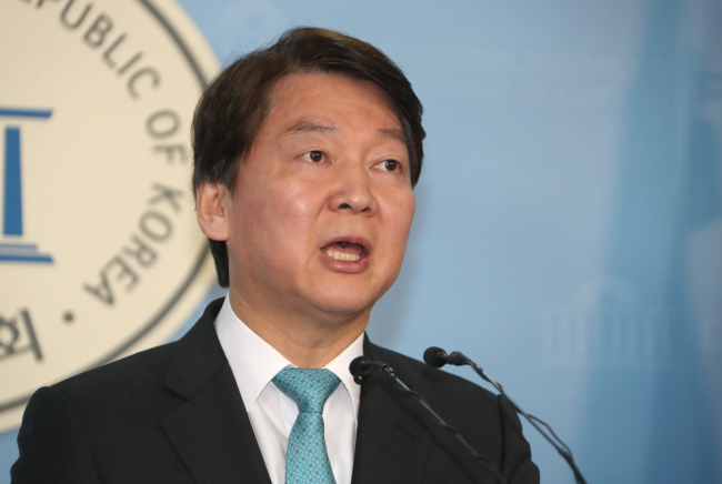 서울시장에 출마한 바른미래당 안철수 예비후보가 10일 국회 정론관에서 기자회견을 열고 김기식 금감원장의 사퇴를 촉구하고 있다. (사진=연합뉴스)