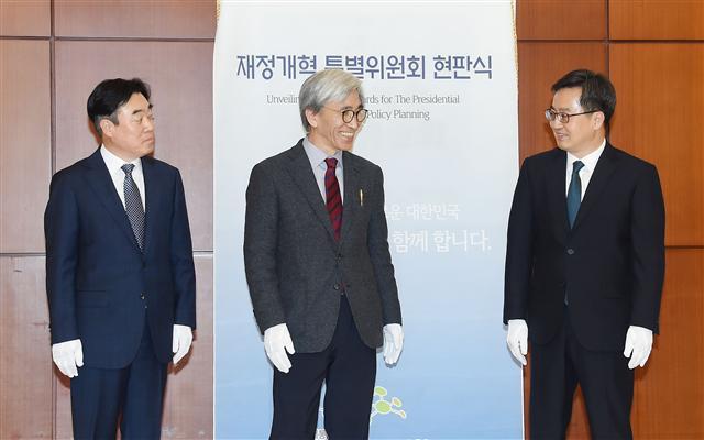 김동연 부총리 겸 기획재정부 장관이 9일 서울 광화문 이마빌딩에서 열린 대통령직속 정책기획위원회 산하 재정개혁특별위원회 출범식에 참석해 현판식을 갖고 있다. 왼쪽부터 강병구 재정개혁특위 위원장, 정해구 정책기획위원장, 김 부총리.  [제공=기획재정부]