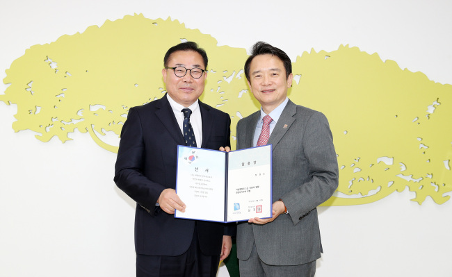 10일 오전 경기도지사 집무실에서 남경필 경기도지사가 장경순 연정부지사(왼쪽)에게 임용장을 교부하고 기념촬영을 하고 있다.[사진=경기도 제공]
10일 오전 경기도지사 집무실에서 남경필 경기도지사가 장경순 연정부지사(왼쪽)에게 임용장을 교부하고 기념촬영을 하고 있다.[사진=경기도 제공]