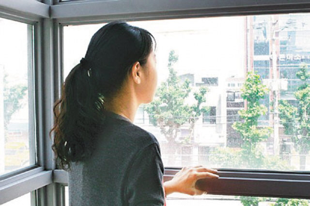 미세먼지가 심한 날에는 문을 닫아도 창문과 문의 틈새 등으로 침투하기 때문에 실외 미세먼지 농도가 높은 날에는 실내 미세먼지 농도도 높게 나타날 수 있다.  [헤럴드경제DB]