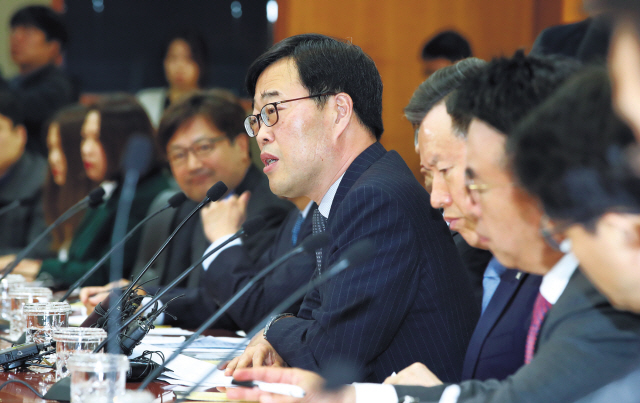 김기식 금융감독원장이 10일 오전 서울 영등포구 한국금융투자협회에서 열린 ‘내부 통제 강화를 위한 증권사 대표이사 간담회’에서 모두발언을 하고 있다. 김 원장은 이날 한 라디오방송에 출연해 국회의원 시절 피감기관의 돈으로 해외 출장을 다녀온 것에 대해 “19대 국회까지는 관행적으로 이뤄졌던 부분”이라며 “다만 관행이었다 해도 스스로 깊이 반성한다”고 말했다.  [연합뉴스]