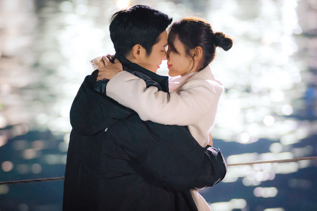 JTBC 금토드라마 ‘밥 잘 사주는 예쁜 누나’가 죽었던 연애세포를 하나하나 살리고 있다. 이 드라마를 보고도 설레지 않았다면 연애세포가 없어졌다고 자가진단하면 될 것 같다. 이 드라마에서 연애를 시작한건 손예진과 정해인인데, 왜 보는 사람도 연애하는 기분이 드는걸까?