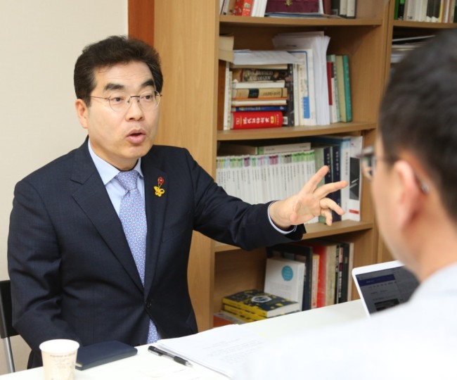 양기대 더불어민주당 경기지사 경선 후보자는 지난 6일 서울 여의도 선거사무실에서 자신의 정책 구상을 밝히고 있다.[사진=후보 캠프]
양기대 더불어민주당 경기지사 경선 후보자는 지난 6일 서울 여의도 선거사무실에서 자신의 정책 구상을 밝히고 있다.[사진=후보 캠프]