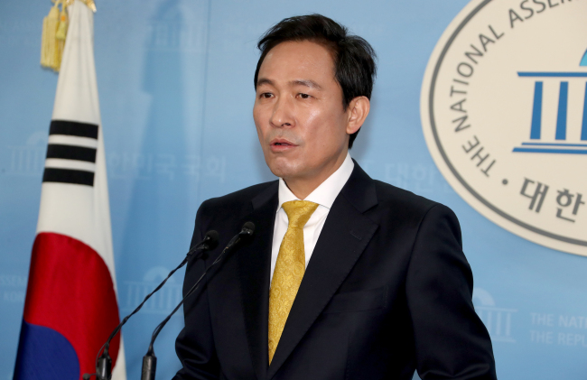 더불어민주당 서울시장 우상호 예비후보가 10일 국회 정론관에서 김기식 금감원장의 사퇴를 촉구한 바른미래당 안철수 서울시장 예비후보를 비판하고 있다. (사진=연합뉴스)