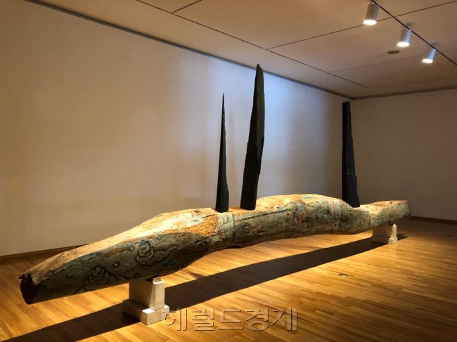 1층 전시전경, 흰개미가 먹어 쓰임새를 다한 대들보 위로 다른 목재조각이 솟아올랐다.  [사진=이한빛 기자/vicky@]