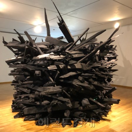 정현 개인전 2층 전시전경. 폐한옥에서 수집한 나무들로 구조물을 만들었다. 멀리서 보면 한폭의 산수화같다. 뾰족하게 갈라진 면이 마치 날카로운 필획처럼 읽힌다.  [사진=이한빛 기자/vicky@]