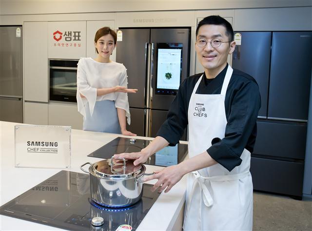 ‘삼성 클럽 드 셰프 코리아’의 강민구 셰프(우측)와 삼성전자 모델이 ‘샘표 우리맛 공간’에 설치된 삼성전자 주방가전을 소개하고 있다.  [제공=삼성전자]