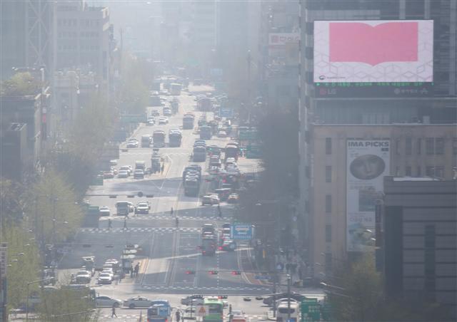 <YONHAP PHOTO-2560> 숨 좀 편하게 쉬었으면 (서울=연합뉴스) 임헌정 기자 = 중국발 미세먼지와 황사로 서울 대부분 지역의 미세먼지 농도가 '나쁨' 수준을 보인 11일 서울 종로 도심이 온통 희뿌옇게 보이고 있다. 2018.4.11 kane@yna.co.kr/2018-04-11 09:38:02/ <저작권자 ⓒ 1980-2018 ㈜연합뉴스. 무단 전재 재배포 금지.>