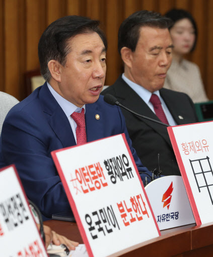 자유한국당 김성태 원내대표가 11일 오전 국회에서 열린 원내대책회의에서 발언하고 있다. (사진=연합뉴스)
자유한국당 김성태 원내대표가 11일 오전 국회에서 열린 원내대책회의에서 발언하고 있다. (사진=연합뉴스)