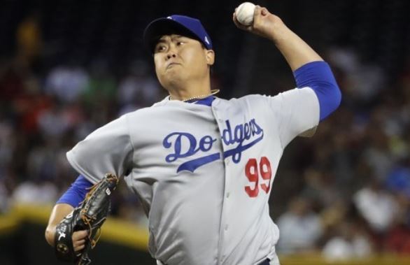 Ryu Hyun-jin of the Los Angeles Dodgers throws a pitch during the first inning of a major league regular season game against the Arizona Diamondbacks at Chase Field in Phoenix on April 2. (Yonhap-AP)