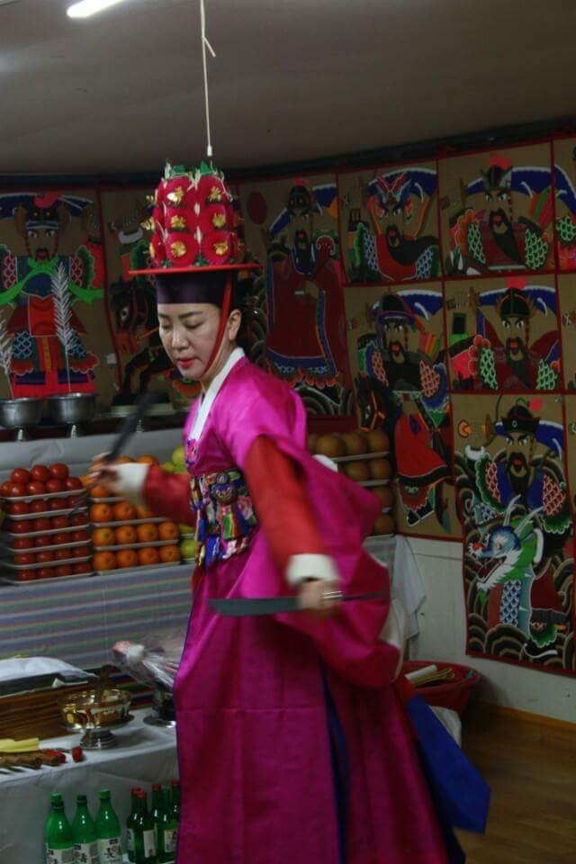 Pang Eun-mi performs a ritual dance called “gut” to dispel evil spirits. (Photo courtesy of Pang Eun-mi)