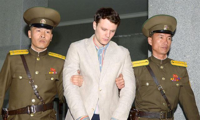 Otto Frederick Warmbier (center), a University of Virginia student who was detained in North Korea for 17 months since January 2016, is taken to North Korea's top court in Pyongyang, North Korea. (AP-Yonhap)
