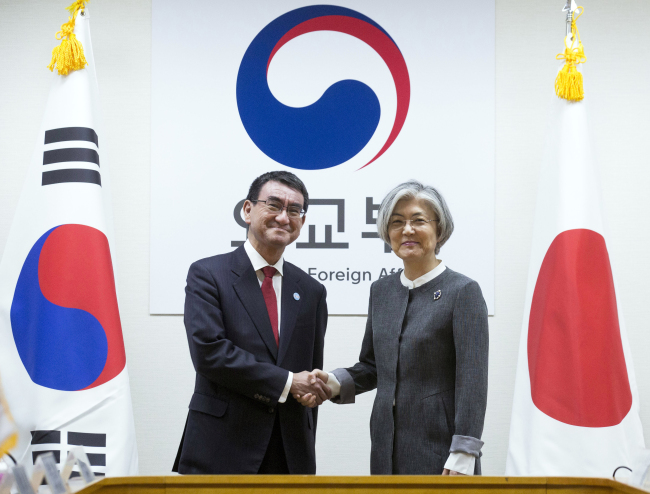 Foreign Minister Kang Kyung-wha, right, and her Japanese counterpart Taro Kono shake hands, reaffirming their pledge for close coordination in dealing with North Korea’s nuclear issue in Seoul on Wednesday, April 11. (Yonhap)